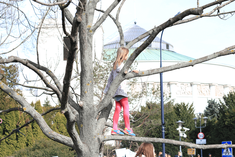 protests-against-abortion-ban-girl (1)