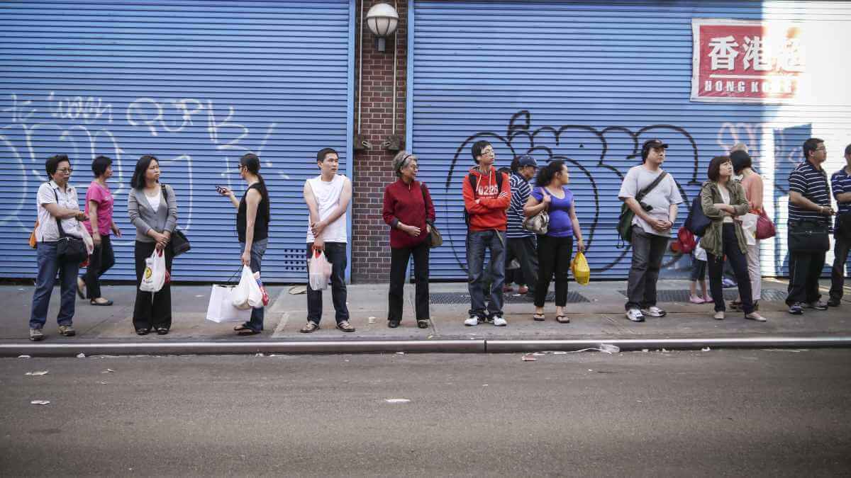 People in Chinatown waiting for a bus, Betty Tsang (cc) flickr.com