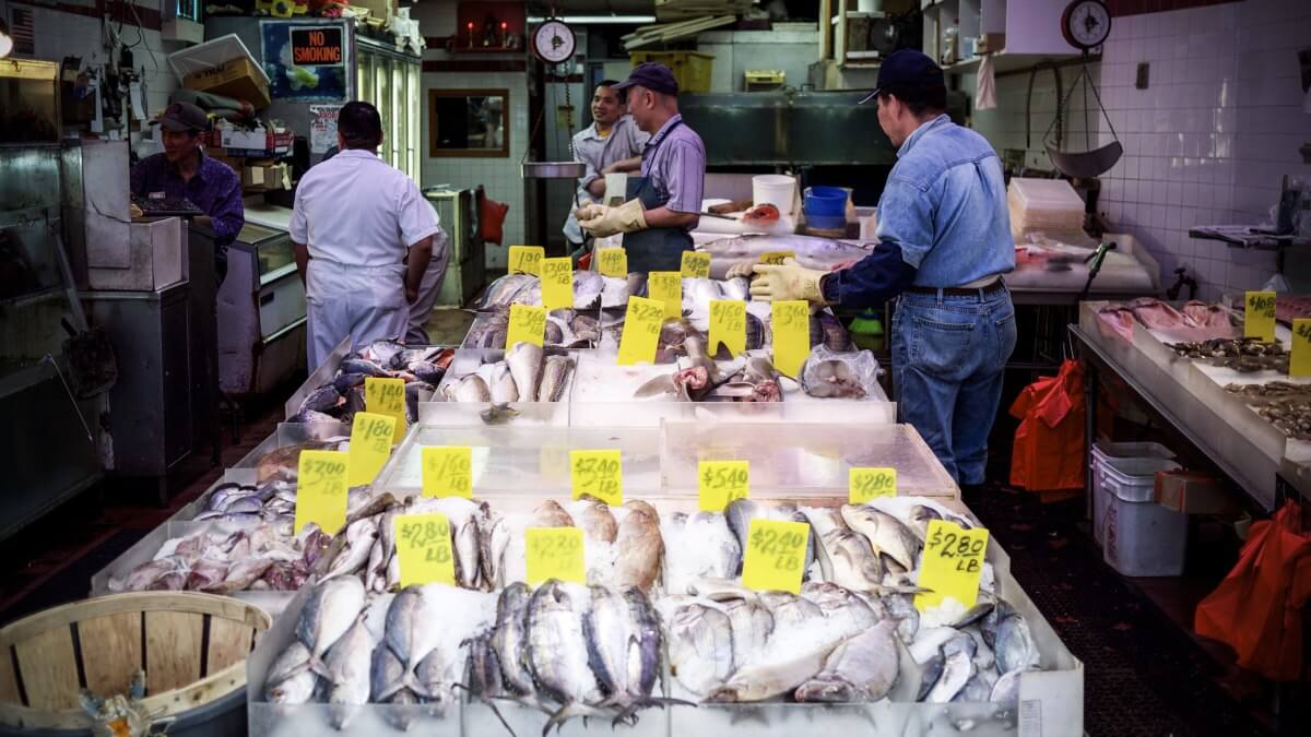 Fishmonger in Chinatown, New York, Kim Ahlström (cc) flickr.com