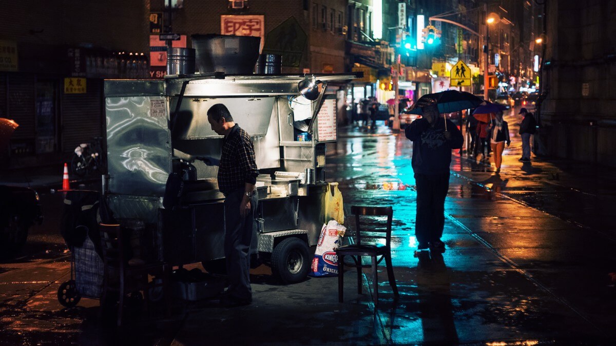 Food station under the Manhattan Bridge, New York, Linh Nguyen (cc) flickr.com