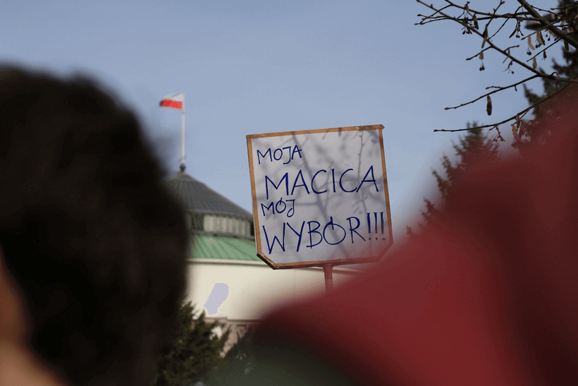 protests-against-abortion-ban-macica-wybor (1)